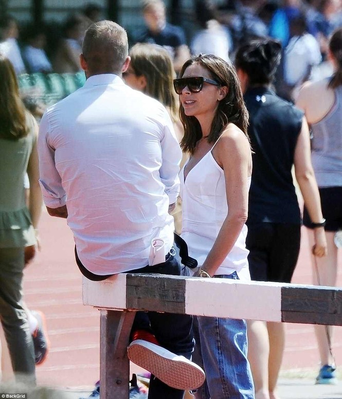 Victoria Beckham vòng tay ôm eo chồng tình tứ, nở nụ cười hiếm hoi - ảnh 9
