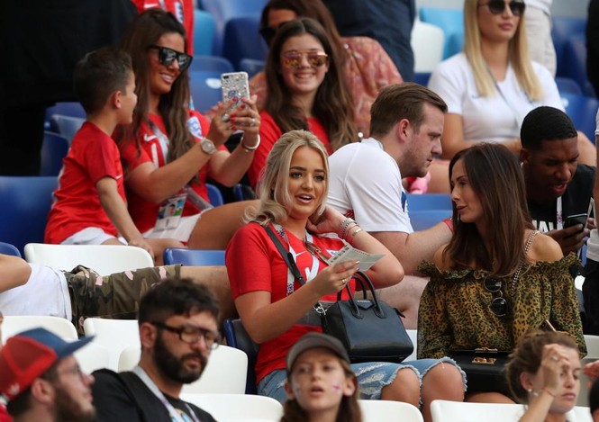 Dàn mỹ nữ WAGs tuyển Anh và Thụy Điển gợi cảm khoe sắc - ảnh 9