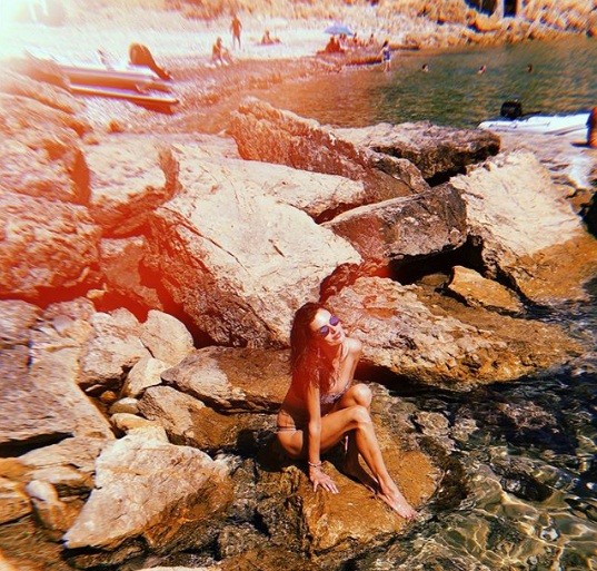 Alessandra Ambrosio khoe dáng 'tạc tượng', rạng ngời giữa nắng biển - ảnh 16