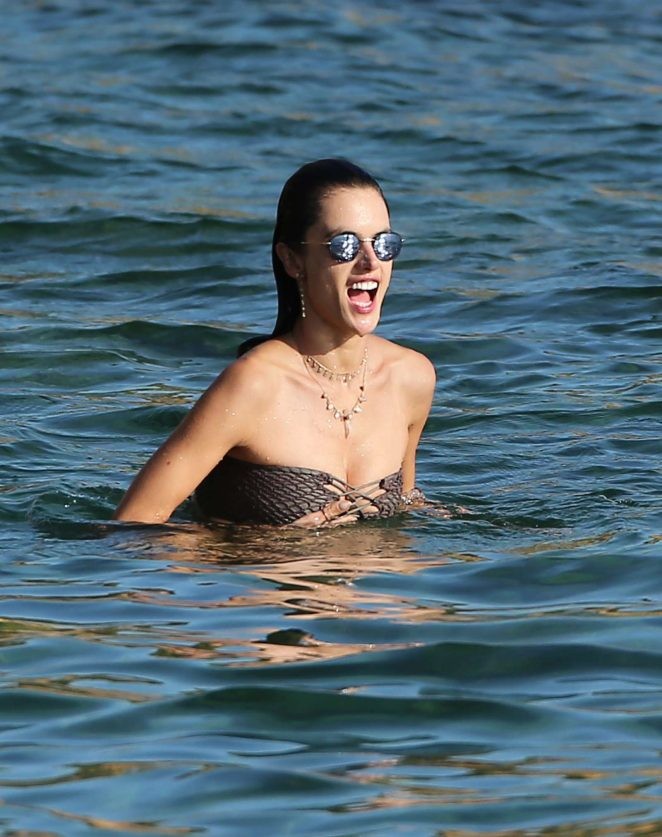 Alessandra Ambrosio khoe dáng 'tạc tượng', rạng ngời giữa nắng biển - ảnh 4