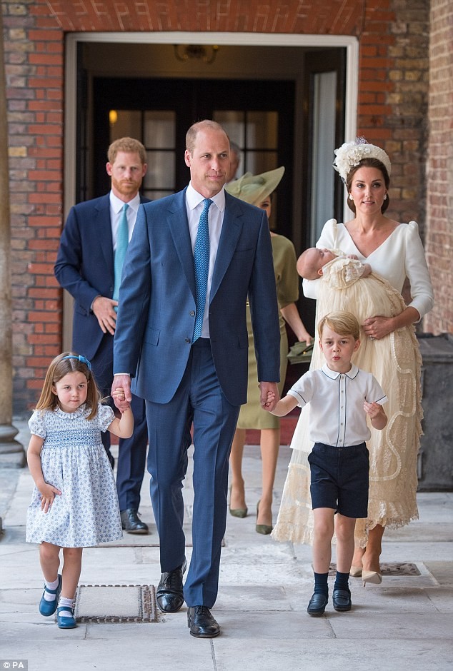 Công nương Kate Middleton đẹp lộng lẫy sau hơn 2 tháng sinh con - ảnh 1