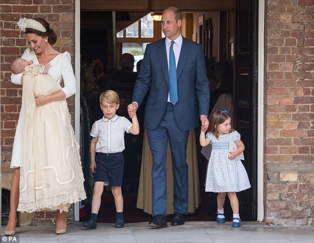 Công nương Kate Middleton đẹp lộng lẫy sau hơn 2 tháng sinh con - ảnh 5