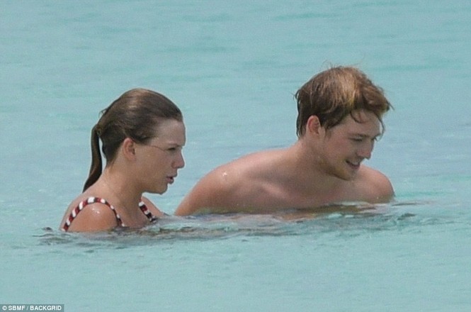 Taylor Swift diện bikini tắm biển cùng bạn trai kém tuổi - ảnh 9