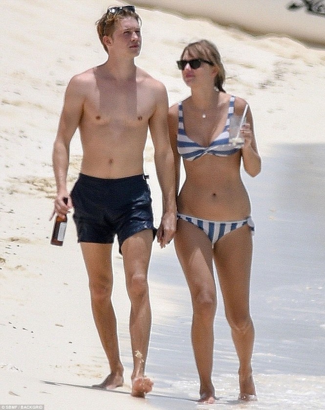 Taylor Swift diện bikini tắm biển cùng bạn trai kém tuổi - ảnh 3