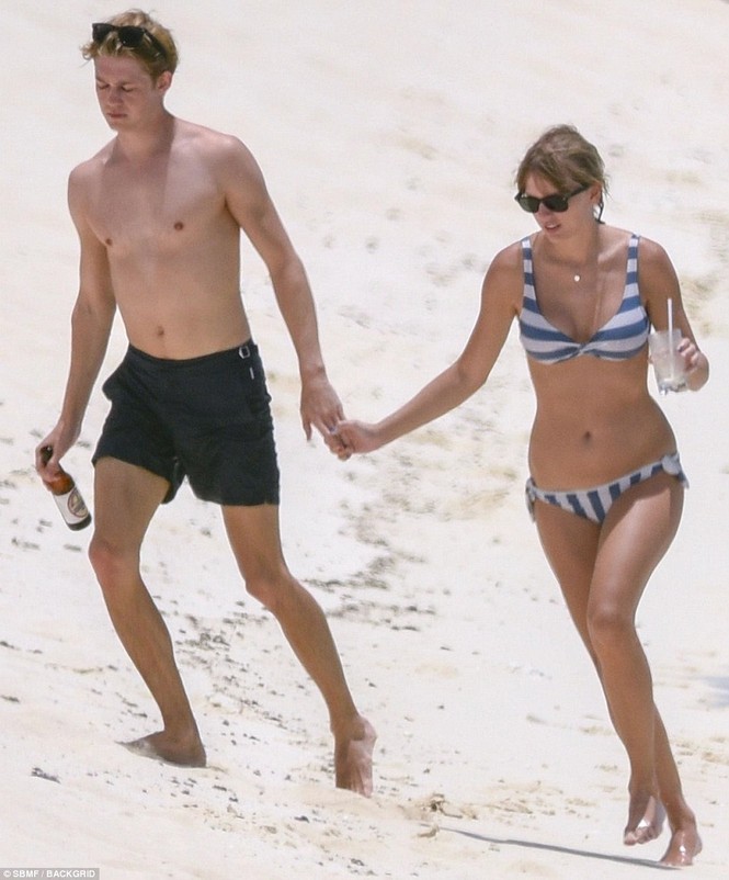 Taylor Swift diện bikini tắm biển cùng bạn trai kém tuổi - ảnh 2