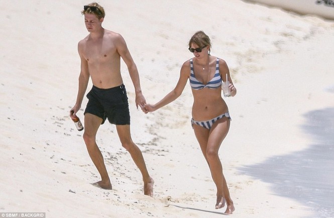 Taylor Swift diện bikini tắm biển cùng bạn trai kém tuổi - ảnh 1
