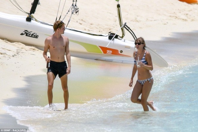 Taylor Swift diện bikini tắm biển cùng bạn trai kém tuổi - ảnh 7