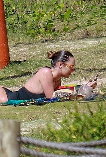 Candice Swanepoel về dáng ‘thần tốc’ sau 3 tuần sinh con - ảnh 9