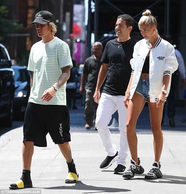 Justin Bieber căng thẳng ôm mặt sau khi đính hôn Hailey Baldwin - ảnh 8