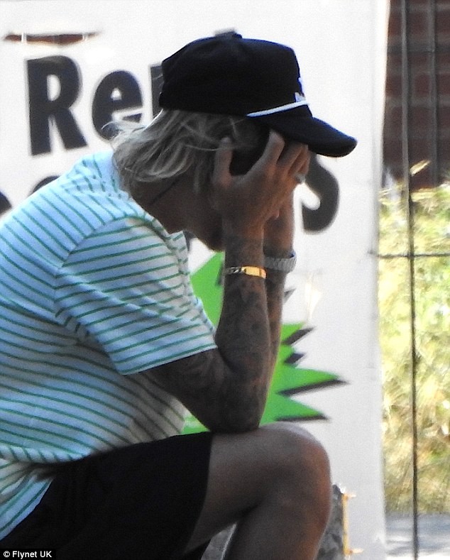 Justin Bieber căng thẳng ôm mặt sau khi đính hôn Hailey Baldwin - ảnh 2
