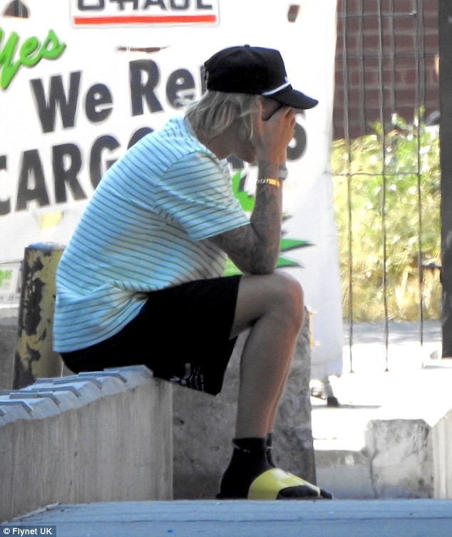 Justin Bieber căng thẳng ôm mặt sau khi đính hôn Hailey Baldwin - ảnh 4