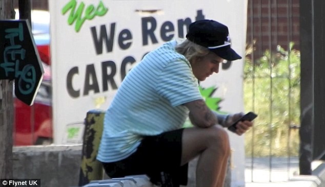 Justin Bieber căng thẳng ôm mặt sau khi đính hôn Hailey Baldwin - ảnh 5