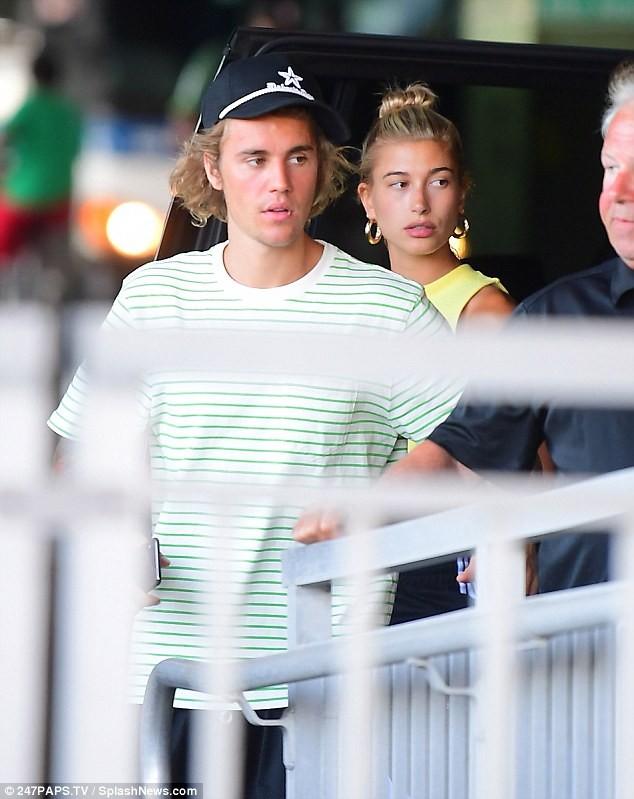 Justin Bieber căng thẳng ôm mặt sau khi đính hôn Hailey Baldwin - ảnh 11