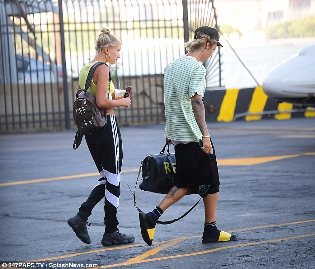 Justin Bieber căng thẳng ôm mặt sau khi đính hôn Hailey Baldwin - ảnh 10