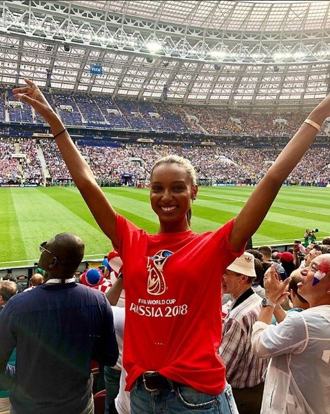 Hoa hậu Pháp, thiên thần nội y sôi nổi trên khán đài chung kết World Cup - ảnh 2