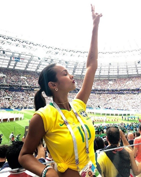 Hoa hậu Pháp, thiên thần nội y sôi nổi trên khán đài chung kết World Cup - ảnh 1