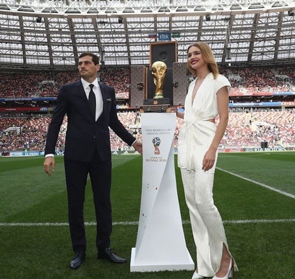 Siêu mẫu Nga sánh đôi Philipp Lahm mở cúp vàng trước trận chung kết - ảnh 13