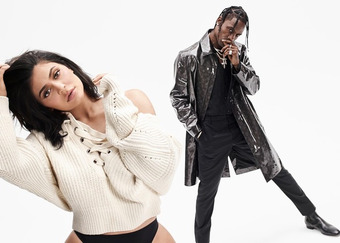 'Phát sốt' khoảnh khắc táo bạo của em út Kim Kardashian bên bạn trai - ảnh 9