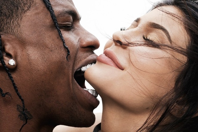 'Phát sốt' khoảnh khắc táo bạo của em út Kim Kardashian bên bạn trai - ảnh 3