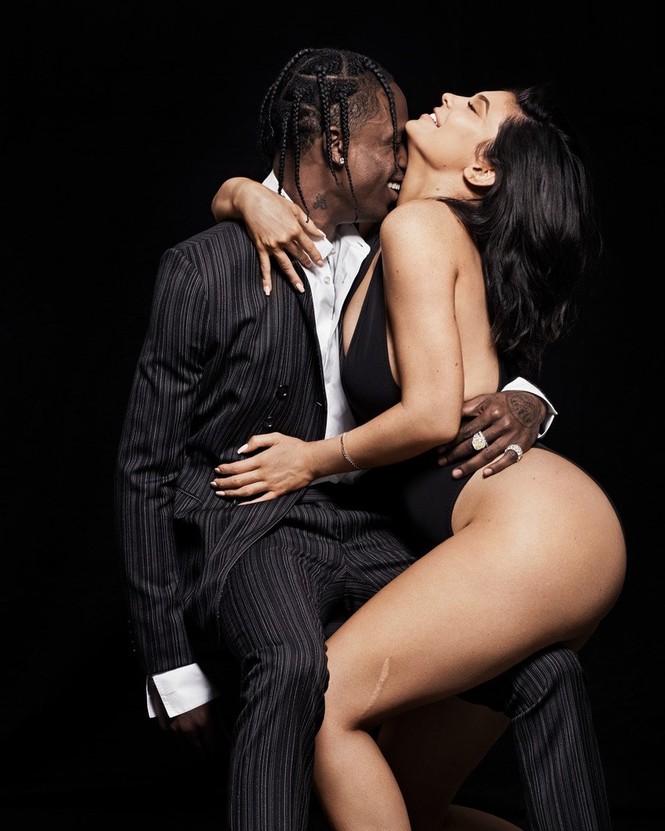 'Phát sốt' khoảnh khắc táo bạo của em út Kim Kardashian bên bạn trai - ảnh 11