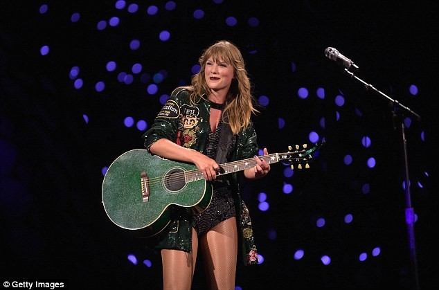 Taylor Swift eo thon chân dài gợi cảm xuống phố - ảnh 10