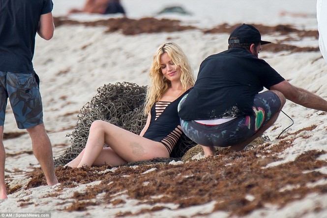 Con gái ca sĩ rock Rolling Stones hóa thiên thần bikini siêu quyến rũ - ảnh 10
