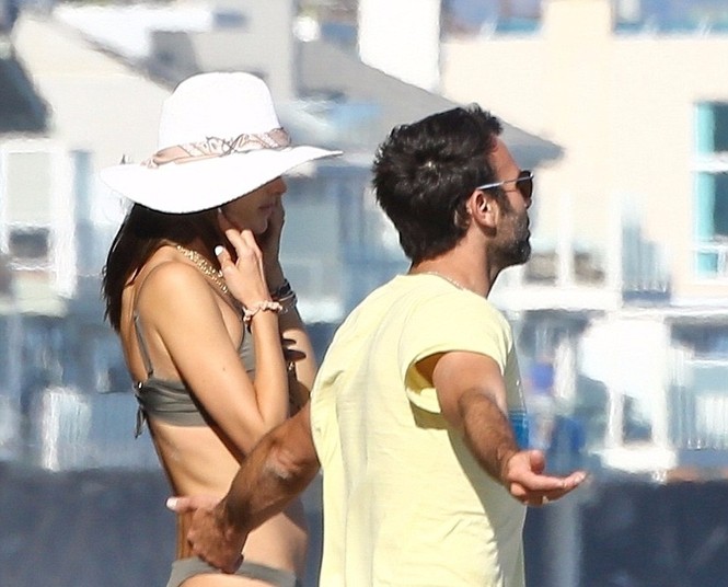 Alessandra Ambrosio thả dáng tắm biển cùng tình cũ 10 năm không cưới - ảnh 10