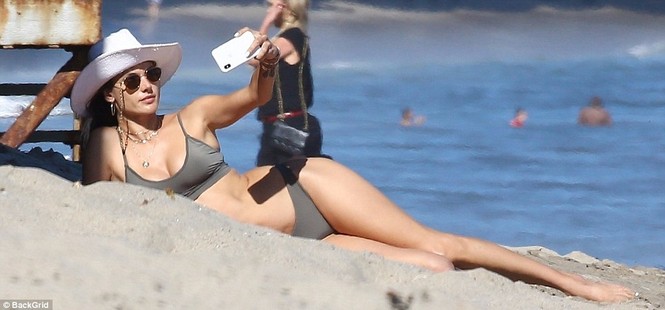 Alessandra Ambrosio thả dáng tắm biển cùng tình cũ 10 năm không cưới - ảnh 7