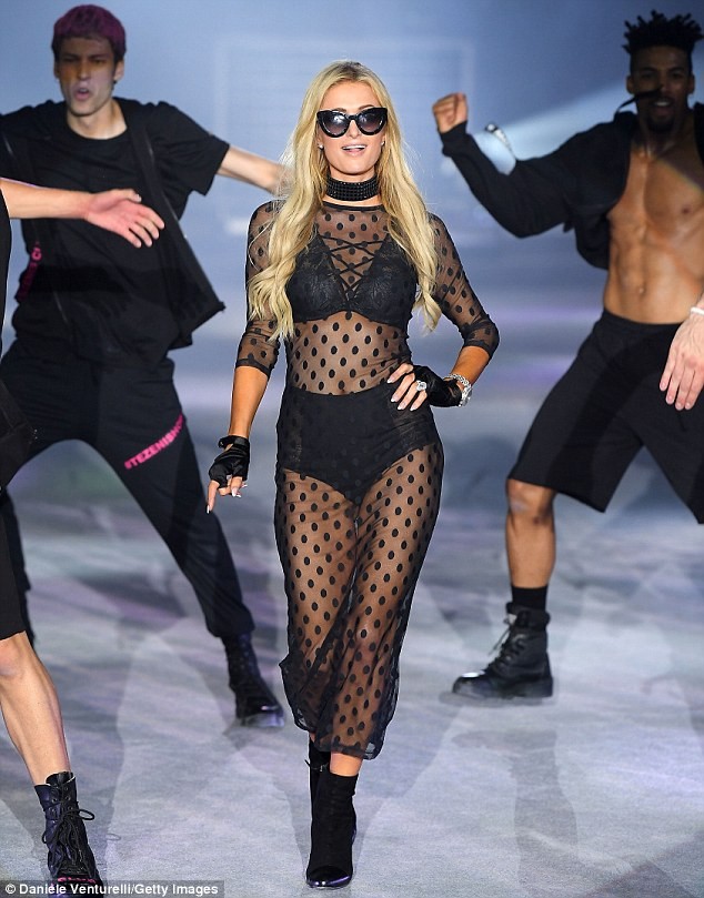 Paris Hilton trình diễn nội y xuyên thấu táo bạo ở Ý - ảnh 1