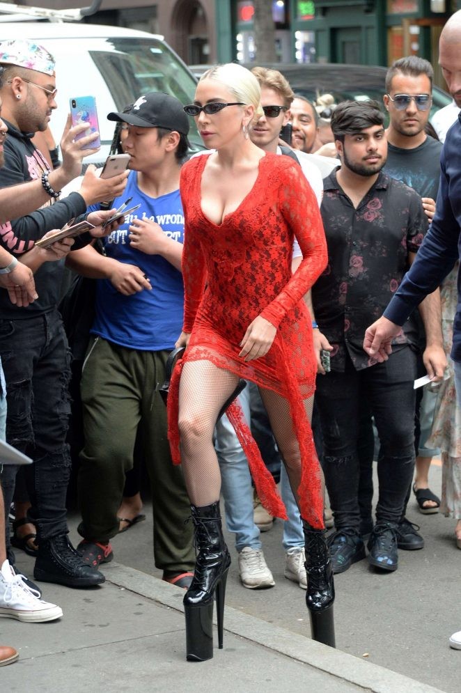 Lady Gaga mặc xuyên thấu mỏng tang đùa giỡn sóng biển - ảnh 13