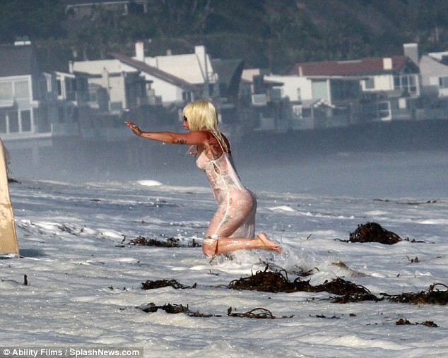Lady Gaga mặc xuyên thấu mỏng tang đùa giỡn sóng biển - ảnh 1