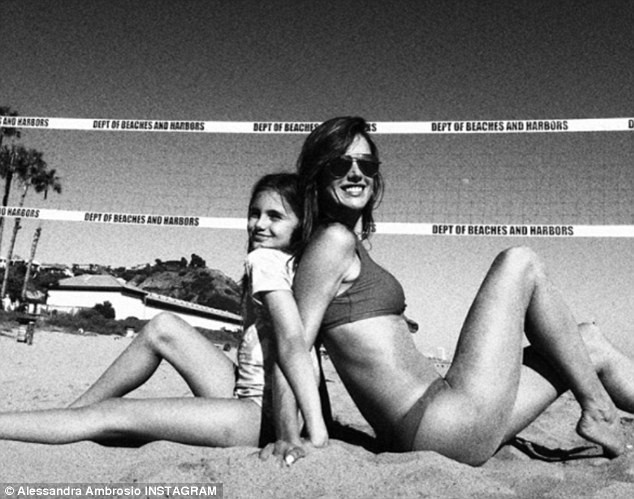Alessandra Ambrosio bikini trắng thả dáng thiên thần trên biển - ảnh 12