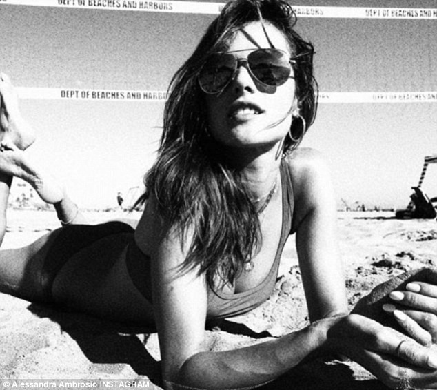 Alessandra Ambrosio bikini trắng thả dáng thiên thần trên biển - ảnh 13