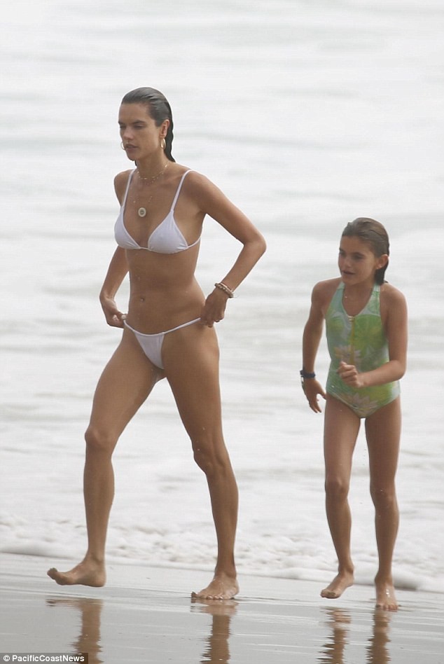 Alessandra Ambrosio bikini trắng thả dáng thiên thần trên biển - ảnh 6