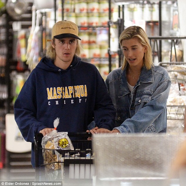 Justin Bieber âu yếm hôn thê Hailey Baldwin trong quán cafe - ảnh 10