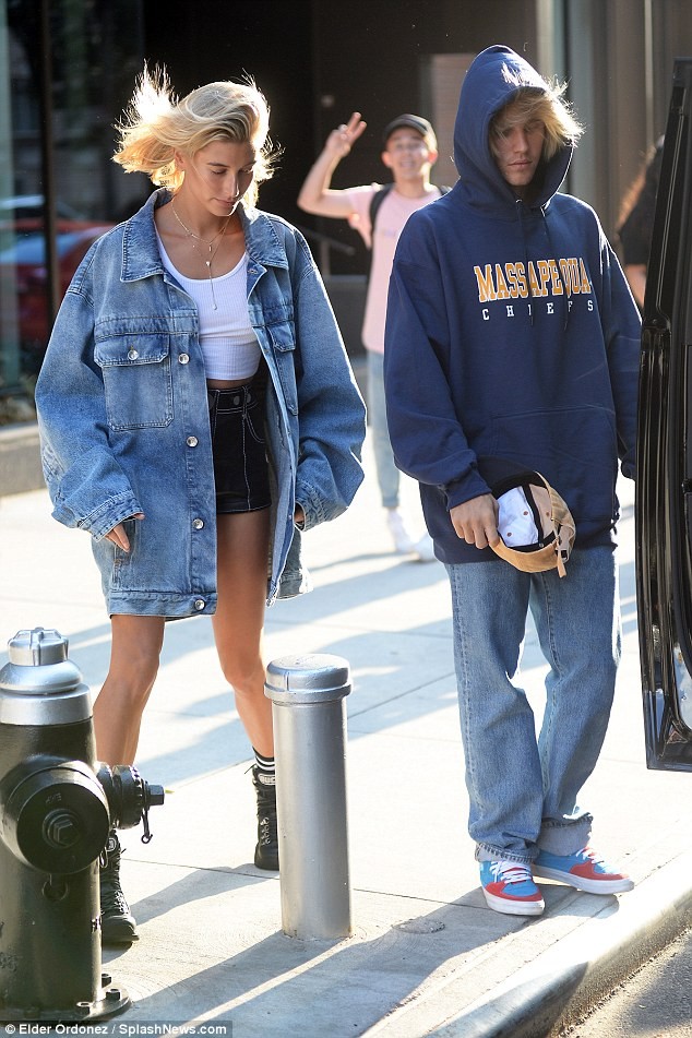 Justin Bieber âu yếm hôn thê Hailey Baldwin trong quán cafe - ảnh 11