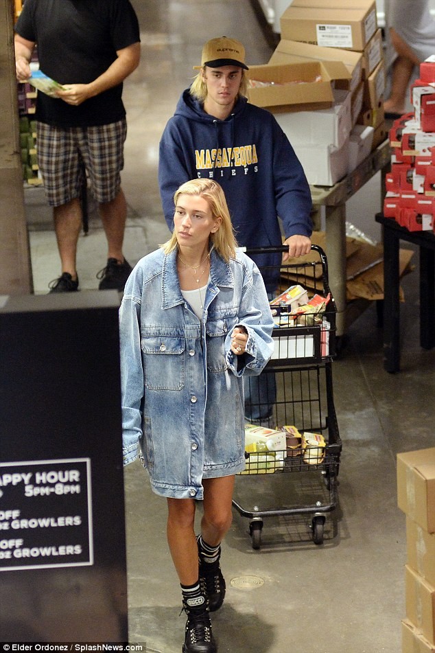 Justin Bieber âu yếm hôn thê Hailey Baldwin trong quán cafe - ảnh 12