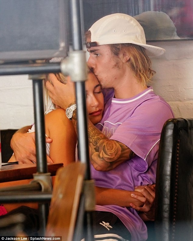 Justin Bieber âu yếm hôn thê Hailey Baldwin trong quán cafe - ảnh 2