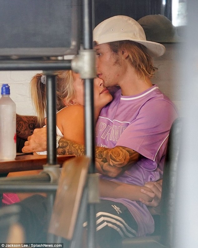 Justin Bieber âu yếm hôn thê Hailey Baldwin trong quán cafe - ảnh 3
