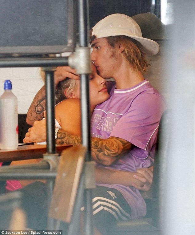 Justin Bieber âu yếm hôn thê Hailey Baldwin trong quán cafe - ảnh 4