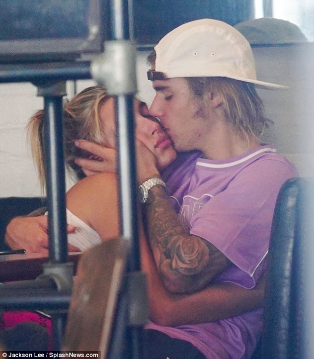 Justin Bieber âu yếm hôn thê Hailey Baldwin trong quán cafe - ảnh 5