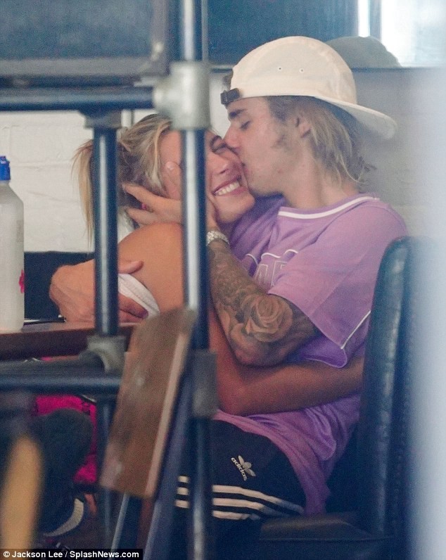 Justin Bieber âu yếm hôn thê Hailey Baldwin trong quán cafe - ảnh 6