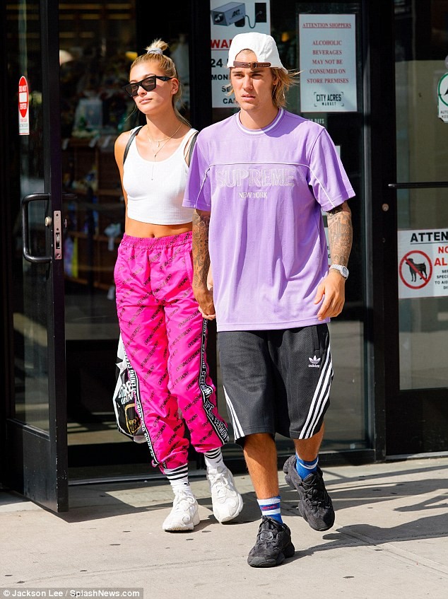 Justin Bieber âu yếm hôn thê Hailey Baldwin trong quán cafe - ảnh 7