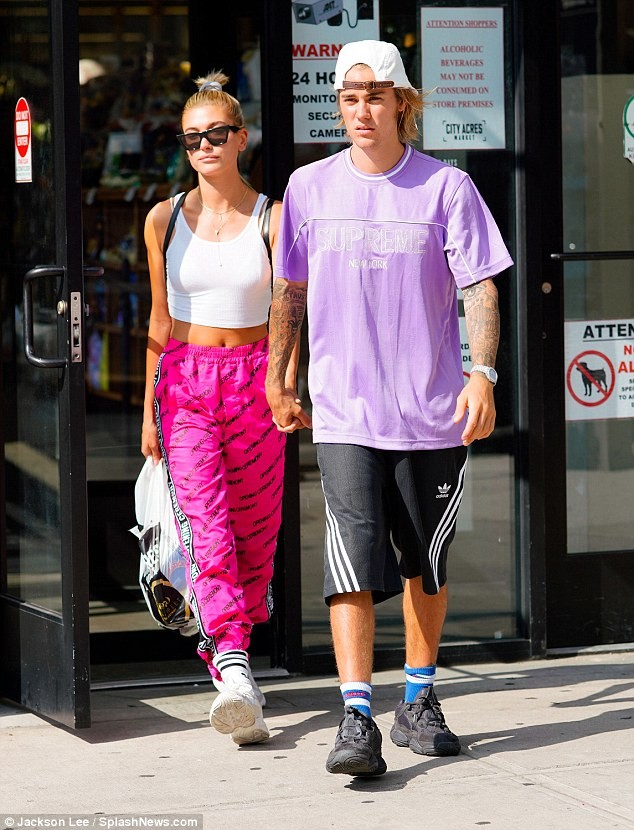 Justin Bieber âu yếm hôn thê Hailey Baldwin trong quán cafe - ảnh 8