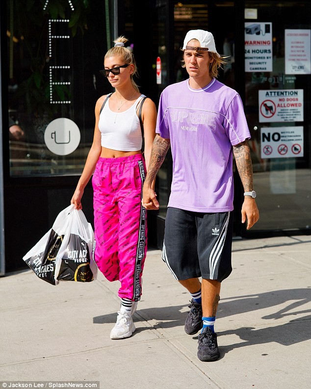 Justin Bieber âu yếm hôn thê Hailey Baldwin trong quán cafe - ảnh 9