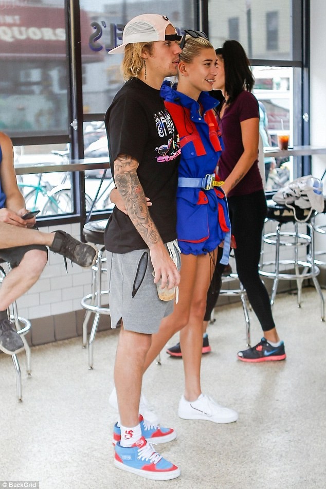 Justin Bieber - Hailey Baldwin ôm hôn, tình tứ không rời ở New York - ảnh 10