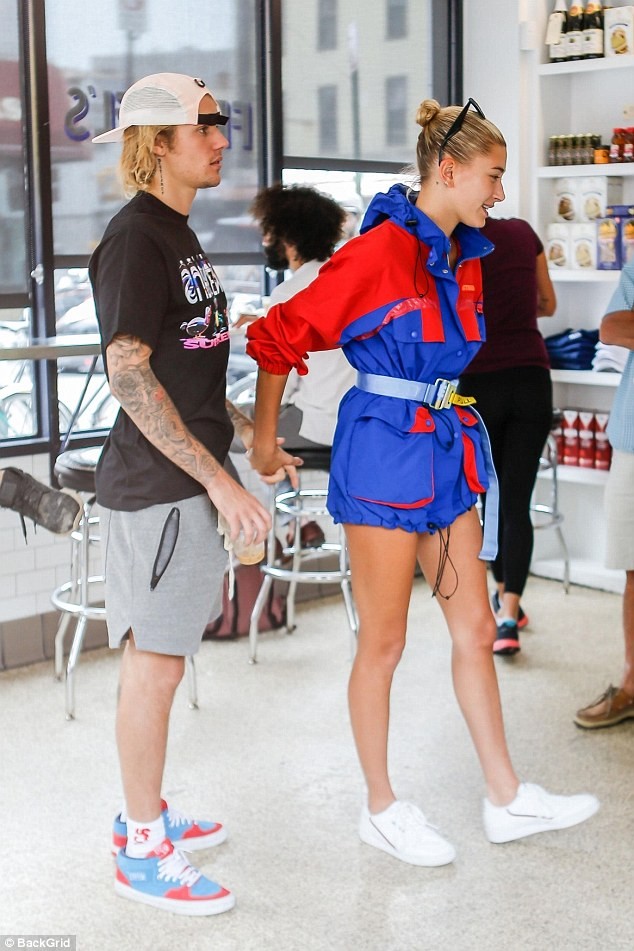 Justin Bieber - Hailey Baldwin ôm hôn, tình tứ không rời ở New York - ảnh 11
