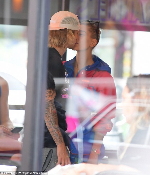 Justin Bieber - Hailey Baldwin ôm hôn, tình tứ không rời ở New York - ảnh 7