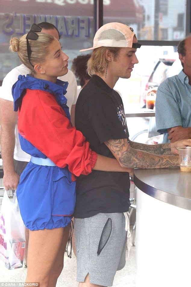 Justin Bieber - Hailey Baldwin ôm hôn, tình tứ không rời ở New York - ảnh 6