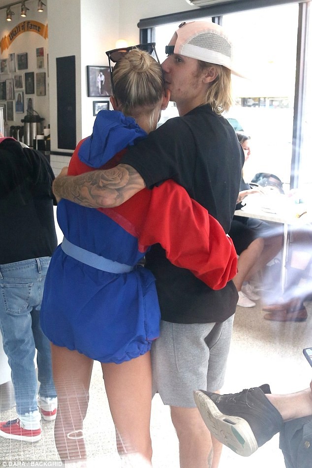 Justin Bieber - Hailey Baldwin ôm hôn, tình tứ không rời ở New York - ảnh 8
